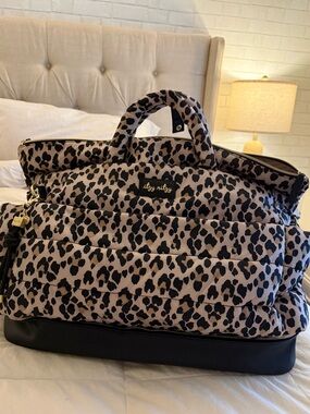 Itzy ritzy Leopard Quilted duffle weekender Bag - Beige/Black